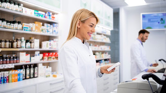 Foto: Zwei Personen im Kittel stehen am HV in der Apotheke