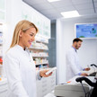 Foto: Zwei Personen im Kittel stehen am HV in der Apotheke