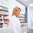 Foto: Zwei Personen im Kittel stehen am HV in der Apotheke