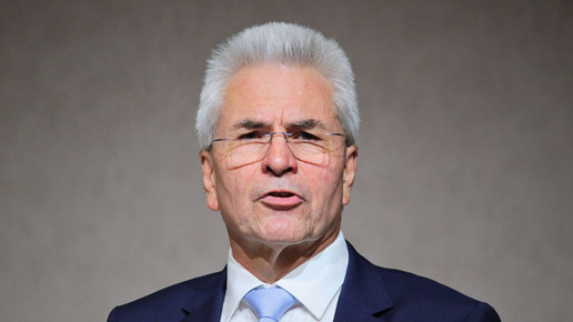 Dr. Hans-Peter Hubmann spricht auf dem DAV Wirtschaftsforum 