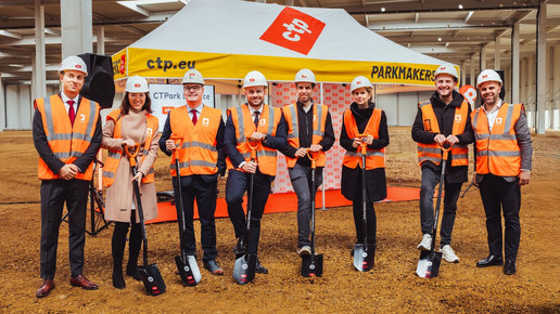 Juraj Černaj (CTP), Zuzana Štěpánková (iO Partners), Martin Šolc (CTP), Jakub Kodr (CTP), Joost van de Graaf (Redcare), Theresa Holler (Redcare), Bart Dings (Redcare), James Fitzgerald (iO Partners) beim Spatenstich