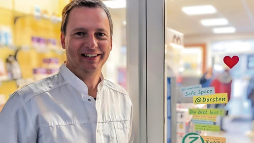 Jugendliche suchen Rat in Apotheke