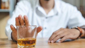 Medikamente und Alkohol: Keine gute Kombi Foto: Eine Person lehnt ein Glas Alkohol / einen Drink ab.