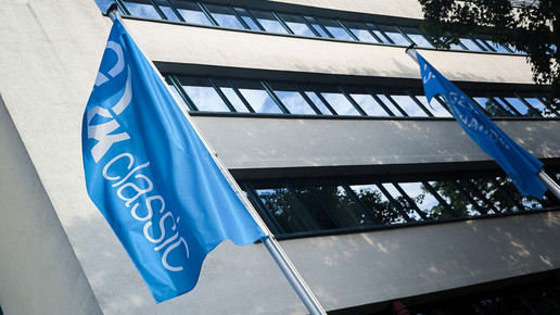 Fahnen vor der Zentrale der IKK classic in Chemnitz