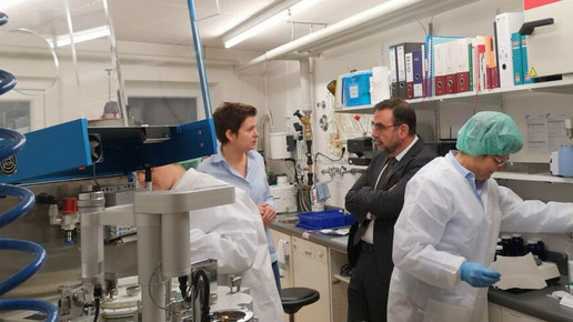 Klaus Holetschek zu Besuch in der Apotheke Scharpf