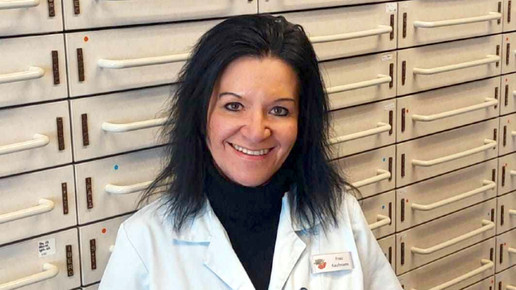 PTA Doreen Kaufmann vor dem Generalalphabet.