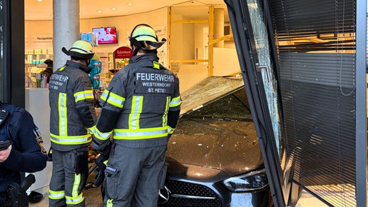 Schäden nachdem ein Auto in die Römer-Apotheke Rosenheim gefahren ist