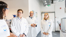 Bundesgesundheitsministerin Nina Warken (r.), Dr. Klaus Zwiorek, Head of Manufacturing Site Management (m.) und Christian Moser, MdB und Kreisrat Pfaffenhofen (CSU), im Gespräch mit einer Mitarbeiterin im Werk von Daiichi Sankyo in Pfaffenhofen