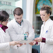 Foto: Ein Apothekenteam berät sich.