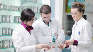 Foto: Ein Apothekenteam berät sich.