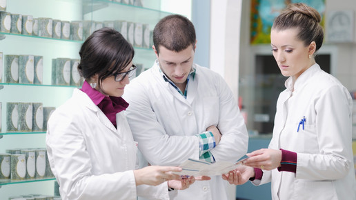 Foto: Ein Apothekenteam berät sich.