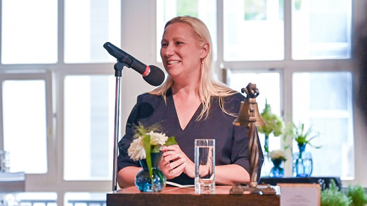 Diana Stolz spricht auf der Bühne