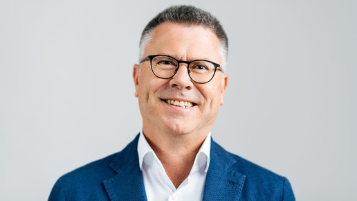 Professor Dr. Hagen Pfundner im Portrait