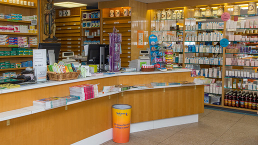 Adler-Apotheke Erlangen innen Marie-Theres Graf 