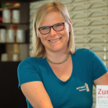 Meike Wetzler von der Antonius Apotheke in Wegberg steht hinter dem HV-Tisch und lächelt in die Kamera. Mehr dazu im Artikel.