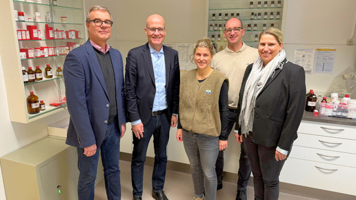 Der CDU-Bundestagsabgeordnete Ralph Brinkhaus (2.v.l.) zu Besuch bei Dr. Olaf Elsner, Alexandra Lappe, Sven Buttler und Claudia Scherrer (v.l.) in der Apotheke.