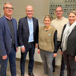 Brinkhaus: Besuch nach Brandbrief Der CDU-Bundestagsabgeordnete Ralph Brinkhaus (2.v.l.) zu Besuch bei Dr. Olaf Elsner, Alexandra Lappe, Sven Buttler und Claudia Scherrer (v.l.) in der Apotheke.