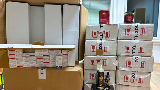 Sichergestellte Pakete aus einer illegalen Lieferung