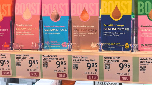 Bunte Weleda-Packungen im Drogerieregal. Mehr dazu im Artikel.