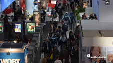 Niemand verlässt die Messehalle!