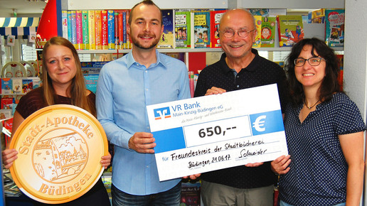 Apoaktionen Park-Apotheke Buedingen Talerspende Stadtbibliothek Eichenauer