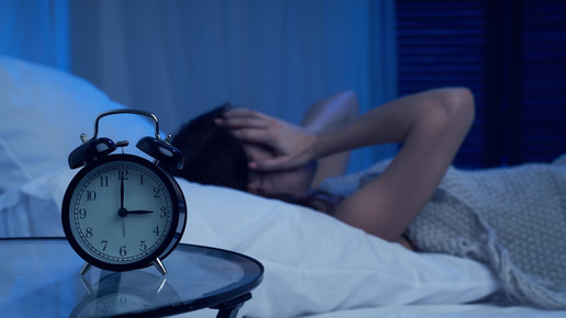 Symbolbild: Frau kann nicht schlafen