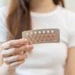 Kombi-Pille verdreifacht Schlaganfallrisiko junger Frauen Foto: Eine Frau hält einen Blister mit oralen Kontrazeptiva (Pille) hoch.