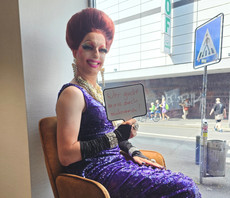 Dragqueen Chardonnay im Apothekenschaufenster.