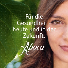  Halbes Gesicht einer Frau mit braunen Haaren neben einem großen grünen Blatt. Darauf der Text „Für die Gesundheit – heute und in der Zukunft." und das Aboca-Logo.