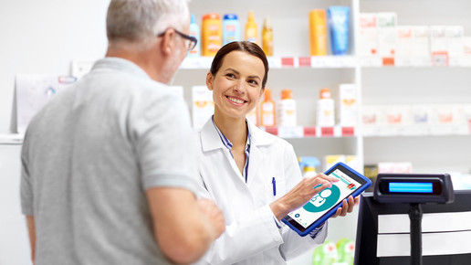 Symbolbild: Apothekerin mit Tablet berät Patienten  
