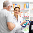 Symbolbild: Apothekerin mit Tablet berät Patienten  