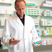 Apotheker mit Rezept und Arzneimittel