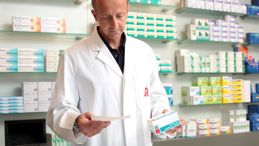 Apotheker mit Rezept und Arzneimittel