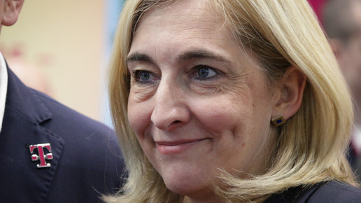 Nina Warken lächelt