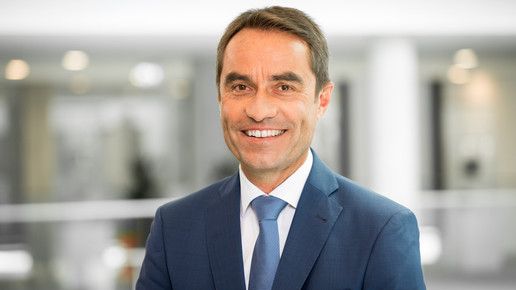 Der Manager Thorsten Herrmann lächelt.