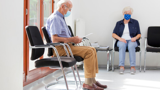 Symbolbild: Zwei ältere Patienten in einem Wartezimmer. 