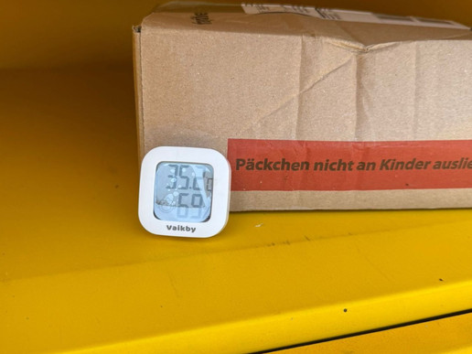Paket im Abholfach mit Thermometer