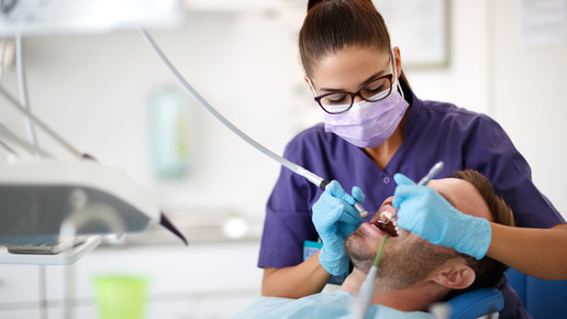 Foto: Eine Zahnärztin behandelt einen Patienten
