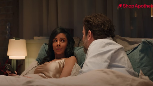 Screenshot eines Shop Apotheke-Werbeclips mit Ulmen und Fernandes