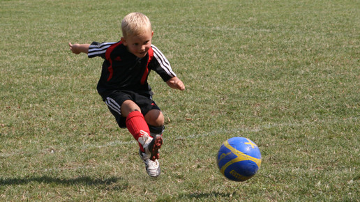 kind ball IFriedrich pixelio