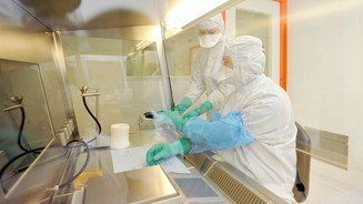 medios innen3 reinraumlabor medios Werkbank mit Arbeitern in Schutzkleidung