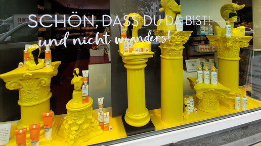 Ein Apothekenschaufenster von außen.