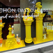 Schaufenster-Deko: Ganz oder gar nicht Ein Apothekenschaufenster von außen.