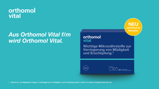 Abbildung einer blauen Orthomol Vital-Packung auf einem türkisenen Hintergrund mit der Beschriftung „Aus Orthomol Vital f/m wird Orthomol Vital.“ und einem gelben Störer „NEU verbesserte Rezeptur“. 