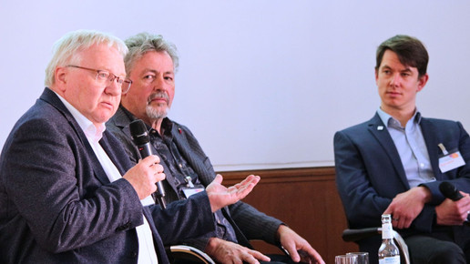 Mathias Arnold, Jürgen Schäfer und Sven Lobeda auf dem Podium auf dem Kongress für Gesundheitsnetzwerker.