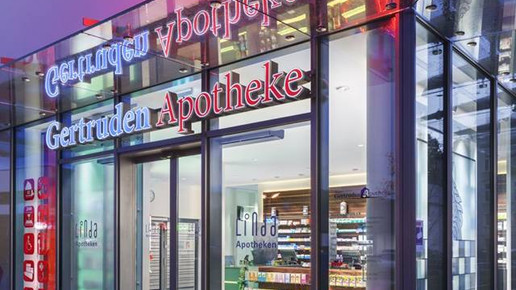 schaufenster nacht gertruden-apotheke