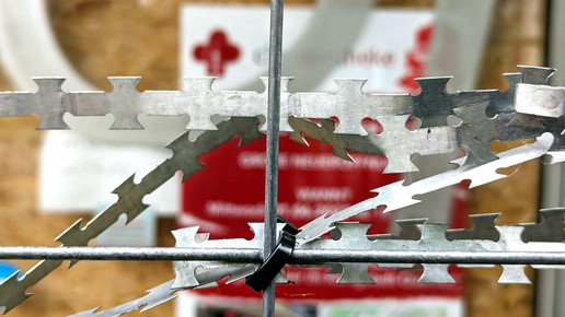 Bauzaun mit geschlossener Apotheke