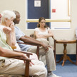 Ärzte befürchten „Tumulte“ bei Prio-Aufhebung Symbolbild: Das Foto zeigt fünf Patientinnen und Patienten, die in einem Wartezimmer sitzen.