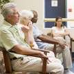 Symbolbild: Das Foto zeigt fünf Patientinnen und Patienten, die in einem Wartezimmer sitzen. 