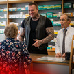 Überführt: Apotheke stellt Rezeptfälscher ein KI-Bild zeigt Muskelmann in der Apotheke